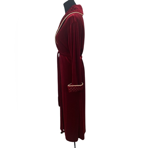 Luxurious Red Velvet Belted Maxi Robe - Picture 4 of 7